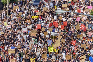 A crowd protesting the murder of George Floyd 2020